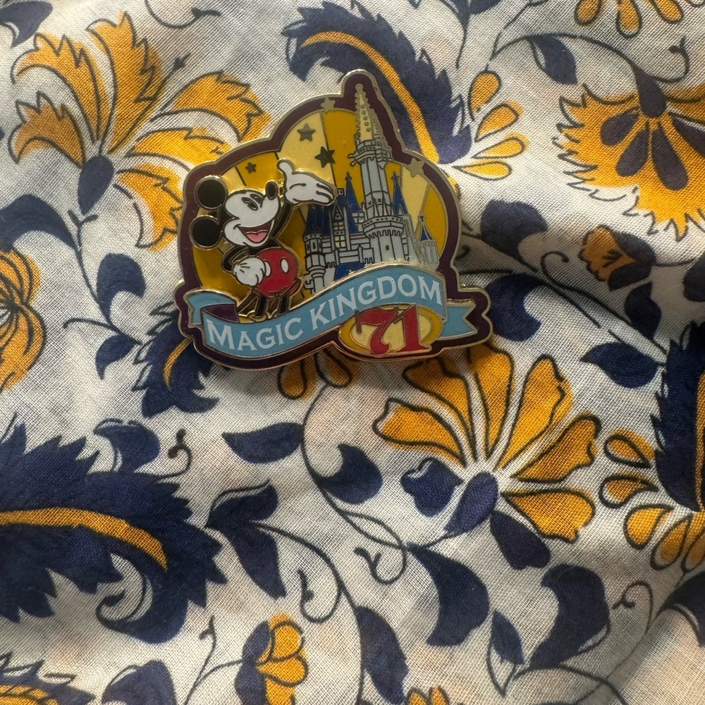 Magic Kingdom Mickey Mouse Disney Pin